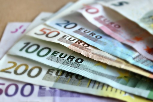 Euro a scăzut la 4,6588 lei