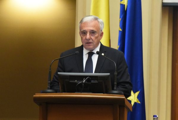 Mugur Isărescu 