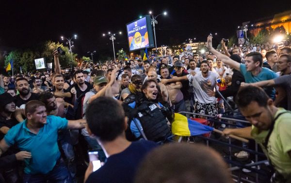 Trei protestatari condamnaţi la închisoare