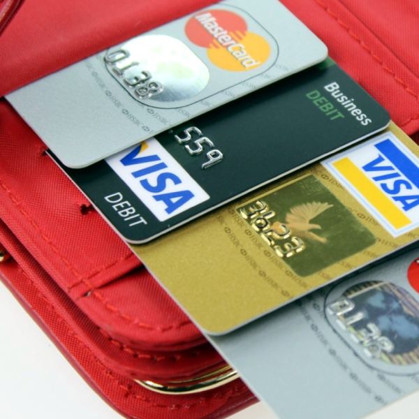 Surse: Visa şi Mastercard propun reducerea unor comisioane, ca să scape de amenzi