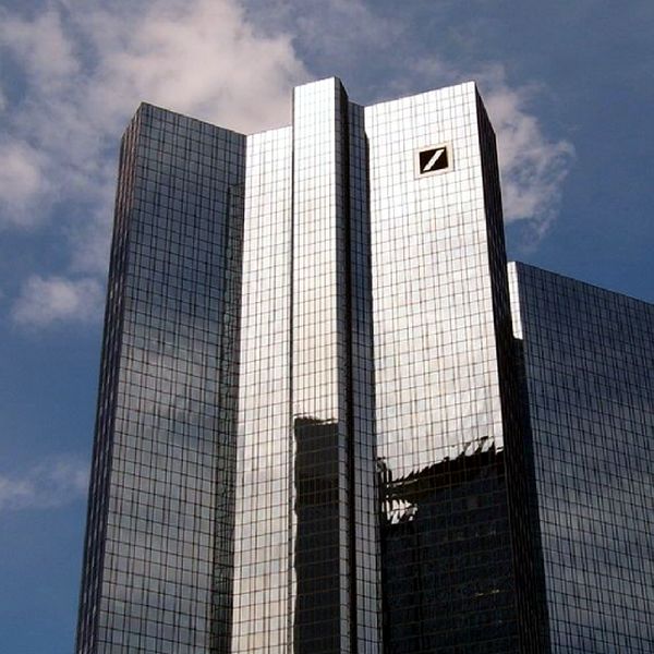 Deutsche Bank îşi apără angajaţii investigaţi