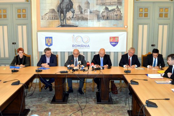 Ieri au fost semnate contractele pentru primele două tronsoane din Drumul Expres Craiova-Piteşti.