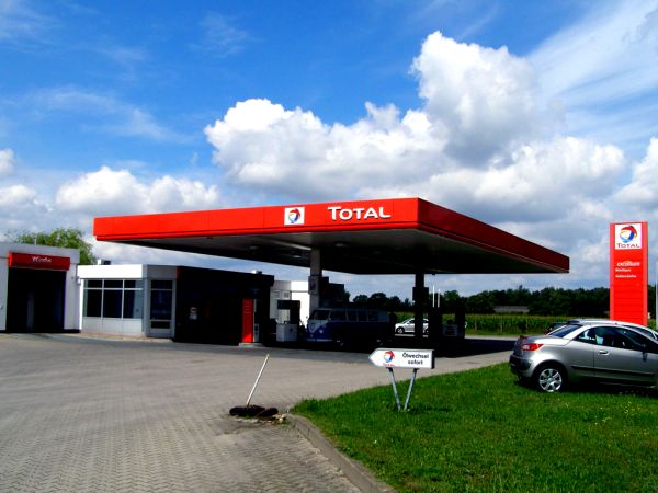 Franţa suspendă majorarea taxelor pentru carburanţi