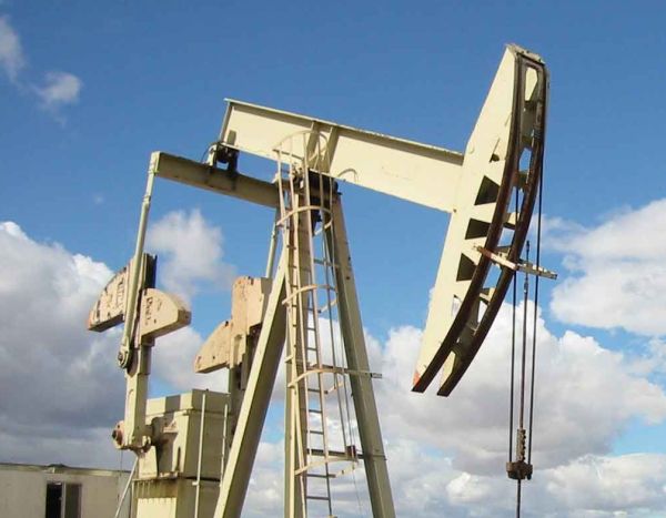 Surse: OPEC a hotărât, în principiu, să reducă producţia de petrol