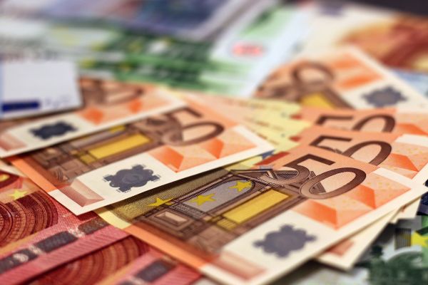 Euro a scăzut la 4,6480 lei