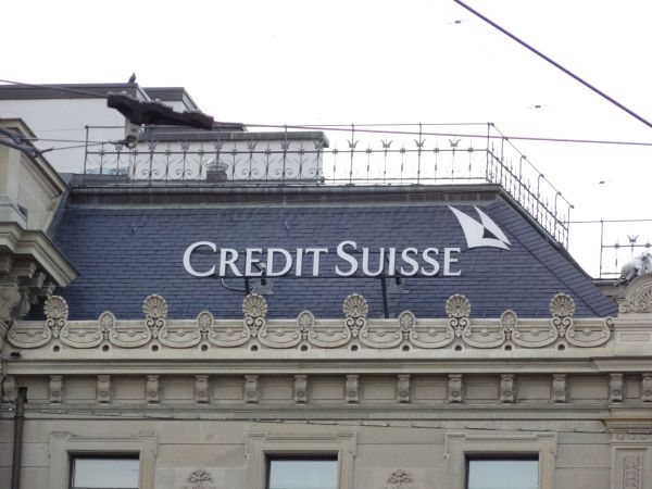 Credit Suisse răscumpără acţiuni de până la 1,51 miliarde de dolari