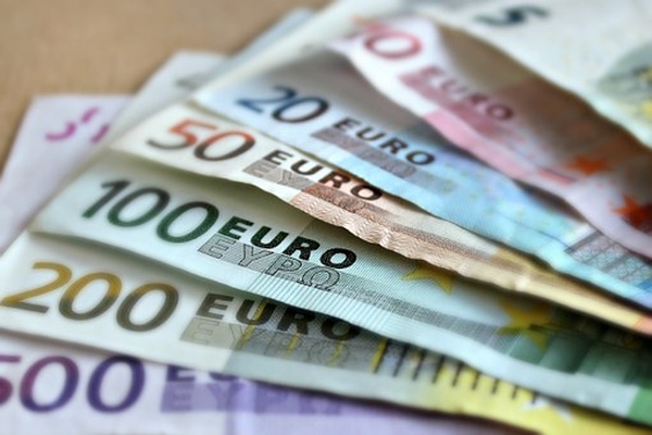 Euro s-a depreciat la 4,6458 lei