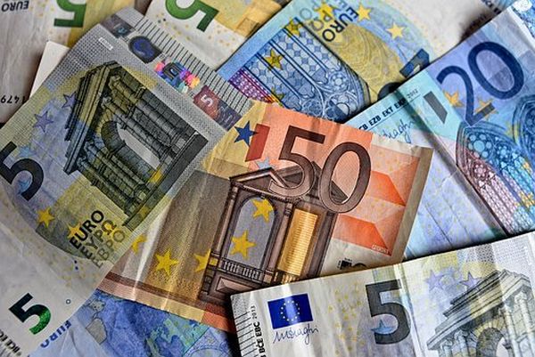 Euro s-a apreciat la 4,6656 lei