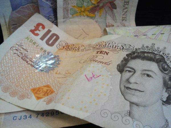 Lira scade înaintea votului pentru planul de Brexit