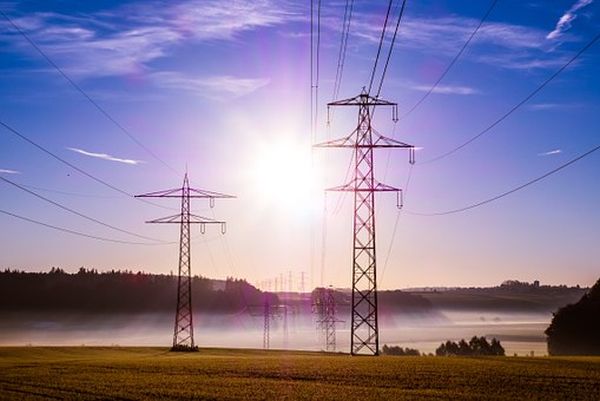 Preţurile la energie şi gaze îngheţate pentru consumatorii casnici