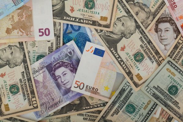 Majorarea salariilor în Marea Britanie, peste aşteptări