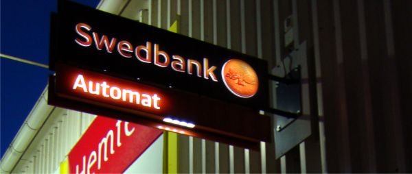 Swedbank îşi schimbă auditorul pentru investigarea acuzaţiilor de spălare de bani