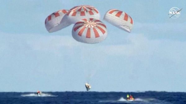 Amerizarea capsulei Dragon în Oceanul Atlantic (Sursă foto: Twitter)