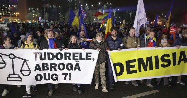 Protest al magistraţilor pe treptele Curţii de Apel Bucureşti