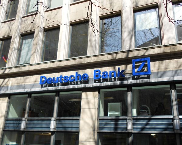 Eventuala fuziune Deutsche Bank - Commerzbank ameninţă 30.000 de posturi