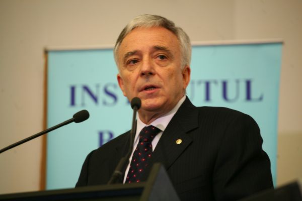 Mugur Isărescu