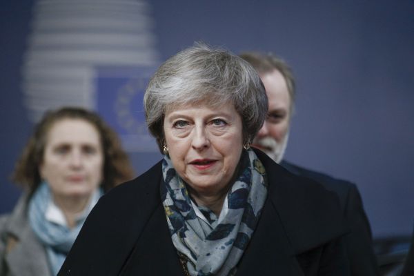 Theresa May, ezitantă în strategia de Brexit