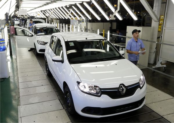 Renault vrea să fuzioneze cu Nissan şi Fiat Chrysler