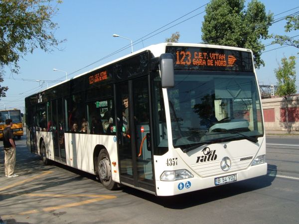 Autobuz aflat în circulaţie în acest moment.