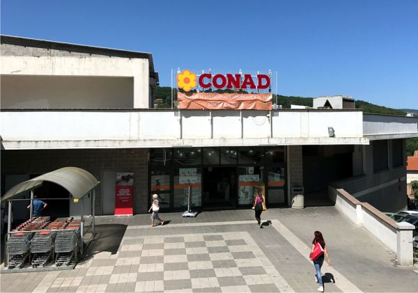 Auchan îşi vinde filiala italiană către Conad