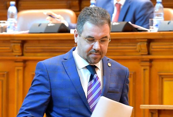 Leonardo Badea: "Consider că avem nevoie de campanii ample de educaţie financiară la toate nivelurile. Un individ educat financiar poate înţelege şi decide mult mai uşor, în mod conştient atunci când vine vorba de cumpărarea unui produs de asigurare".