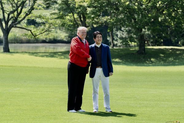 Donald Trump şi Shinzo Abe (Sursă foto: Twitter)