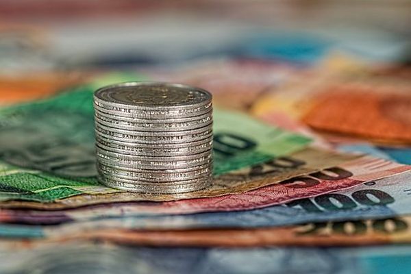 Euro s-a depreciat la 4,7450 lei