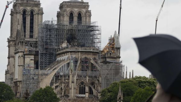 Curtea din faţa Catedralei Notre-Dame, în curs de decontaminare