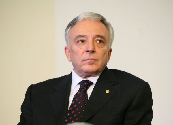 Mugur Isărescu