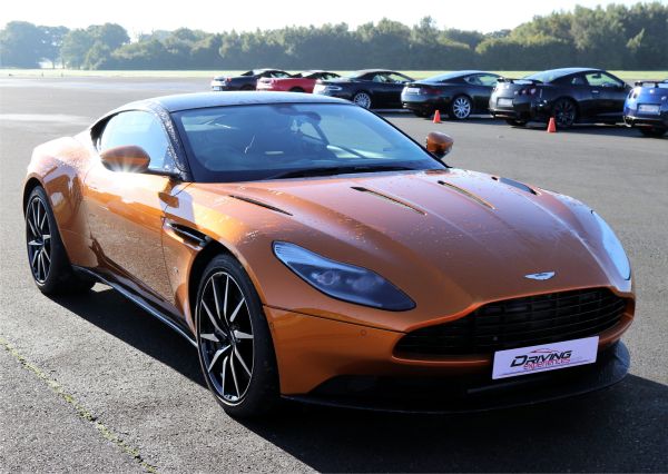 Cel mai mare investitor al Aston Martin vrea să-şi majoreze deţinerea