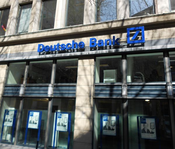 Deutsche Bank disponibilizează 18.000 de angajaţi