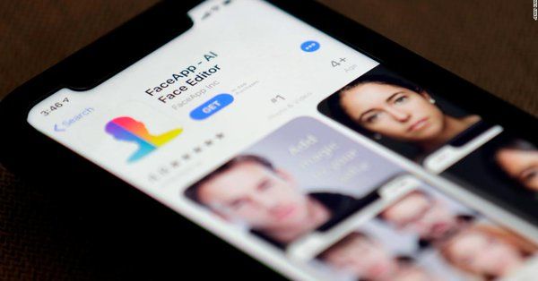 O falsă aplicaţie FaceApp infectează victimele cu un modul adware