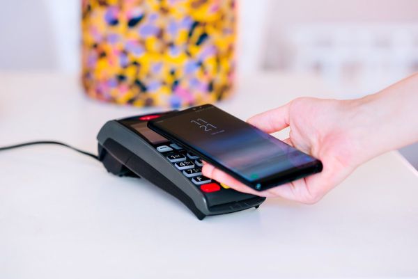 Peste 75% din tranzacţiile de cumpărături ale clienţilor sunt contactless