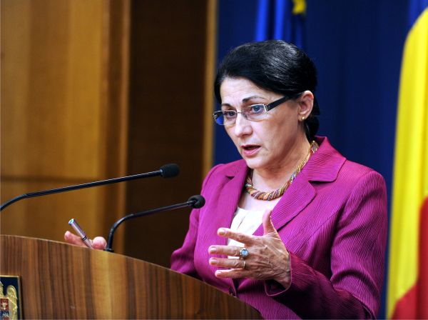 Dăncilă a postat pe Facebook că a decis să o demită pe Ecaterina Andronescu din cauza unor "afirmaţii care arată lipsă de înţelegere", din cauza atitudinii "lipsită de responsabilitate, care nu reflectă poziţia Guvernului".