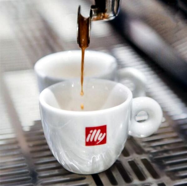 Illycaffe preia distribuitorul său de pe piaţa britanică