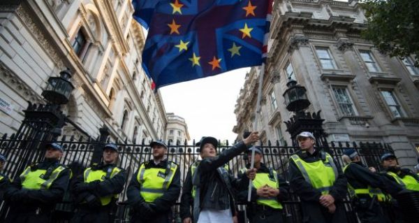 Mii de protestatari la Downing Street - ''Opriţi lovitura de stat!''