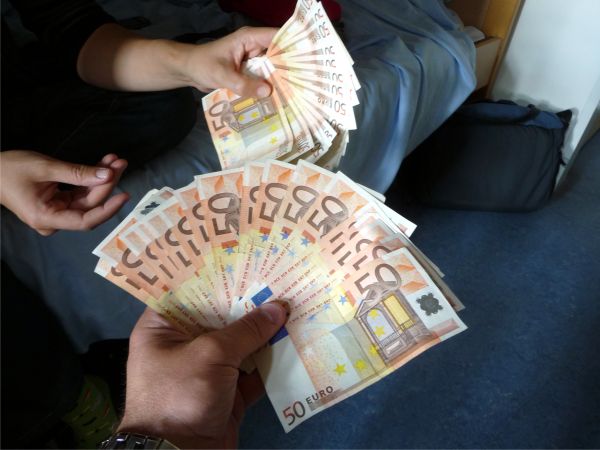 Euro s-a depreciat la 4,7439 lei