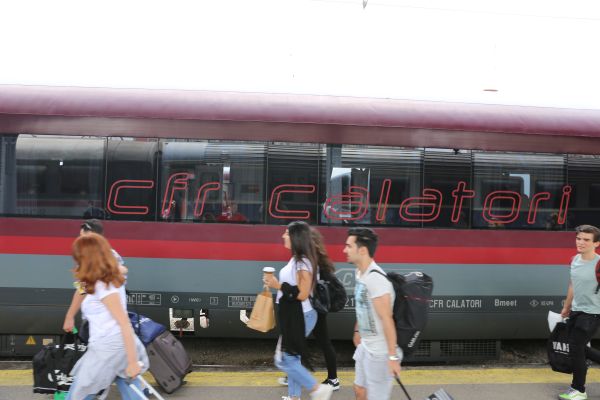 Viaţa în roz, prin ochii conducerii CFR Călători