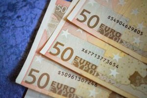 Euro s-a apreciat la 4,7556 lei