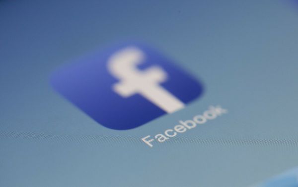 Facebook îşi antrenează inteligenţa artificială cu ajutorul poliţiei