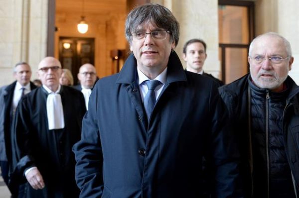 Carles Puigdemont (centru, sursa foto :Twitter)