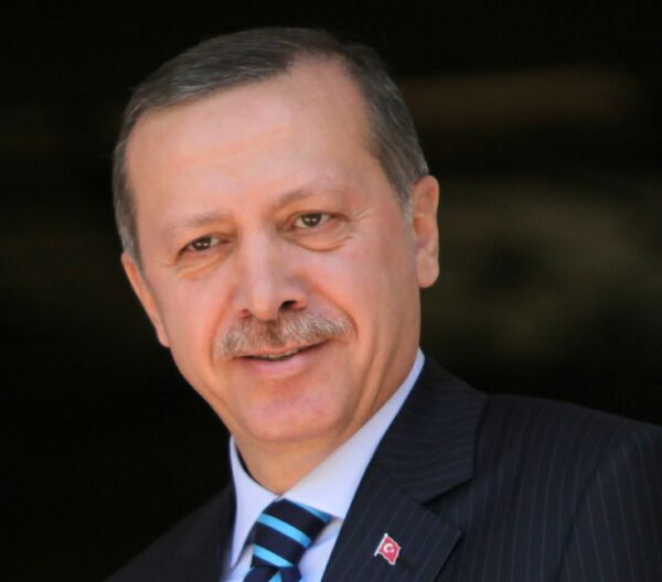 Recep Tayyip Erdogan: "Sportivii care reprezintă ţara noastră în străinătate sunt victimele unei campanii de linşaj de la începutul operaţiunilor în Siria. Respingem atitudinea discriminatorie, nedreaptă şi politică la adresa echipei noastre naţionale şi a cluburilor noastre".