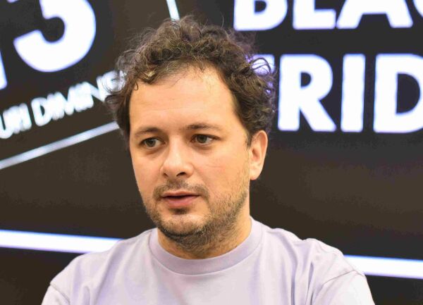 Robert Berza, General Manager Fashion Days, a declarat vineri, într-o conferinţă de presă: "Am decis să începem Black Friday în ziua de miercuri tocmai pentru a le putea livra clienţilor noştri comenzile în timpul cel mai scurt de până acum. Estimăm că vom preda curierilor aproape 40% dintre colete până vineri dimineaţa, iar, în cazul produselor achiziţionate din Bucureşti şi Ilfov, primele comenzi vor fi livrate imediat după prânz, în easybox".