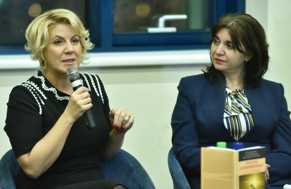 Cristina Chiriac, preşedintele CONAF, şi Monica Anisie, Ministrul Educaţiei.