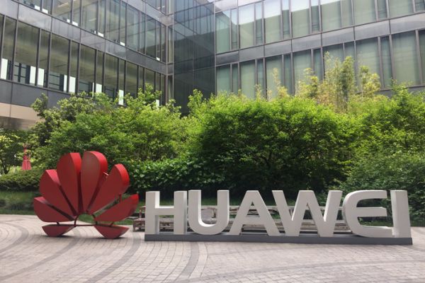 Senatorii americani sunt împotriva emiterii de licenţe pentru companiile partenere Huawei