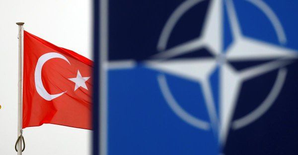 Ankara îi ia "ostatici pe europenii din Est" în schimbul clasării de către NATO a YPG drept "organizaţie teroristă"