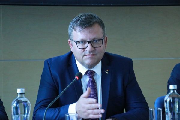 Marius BudÄƒi A Costat Un Miliard De Euro IntervenÅ£ia Bnr Pentru A Å£ine Cursul Sub 5 Lei 06 12 2019 Bursa Ro