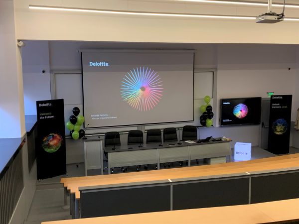 Deloitte a renovat şi dotat cu echipamente un amfiteatru al ASE