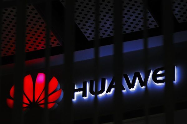 Huawei intenţioneză să deschidă o uzină în Europa 