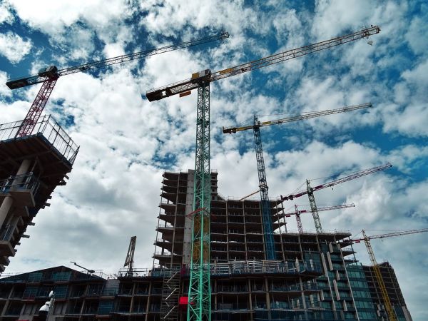 Managerii din România estimează o creştere moderată a preţurilor în industria prelucrătoare şi construcţii